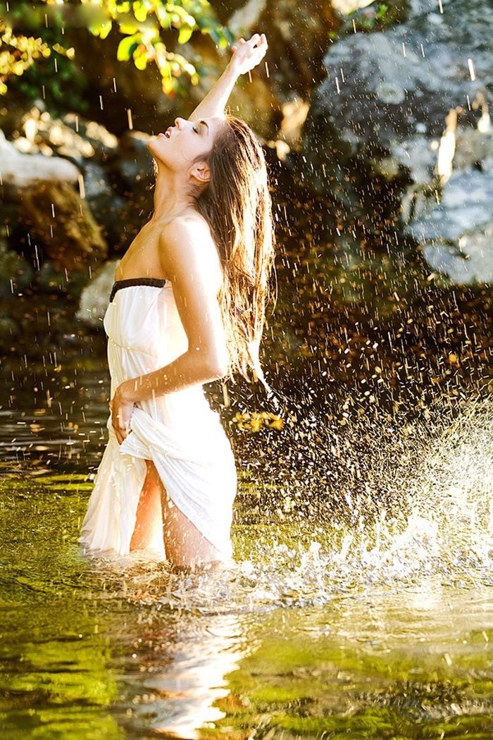 Marie Avgeropoulos in Linzhou