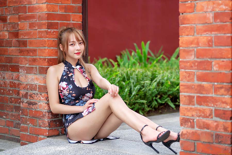Girls in short dresses in Linzhou