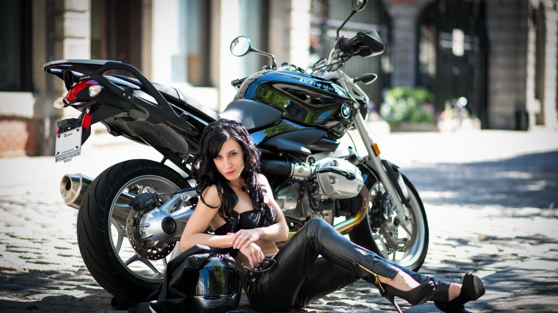 European women on bikes in Linzhou