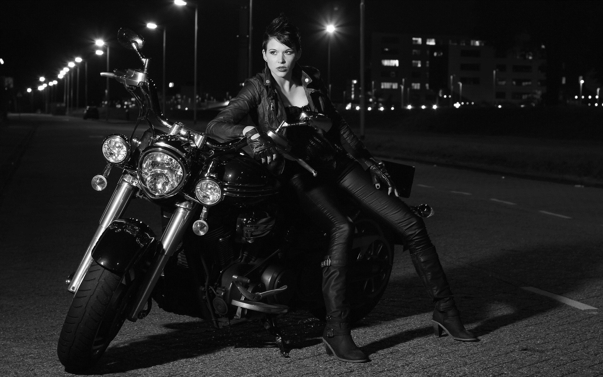 Photo Beautiful girls and motorcycles in Linzhou