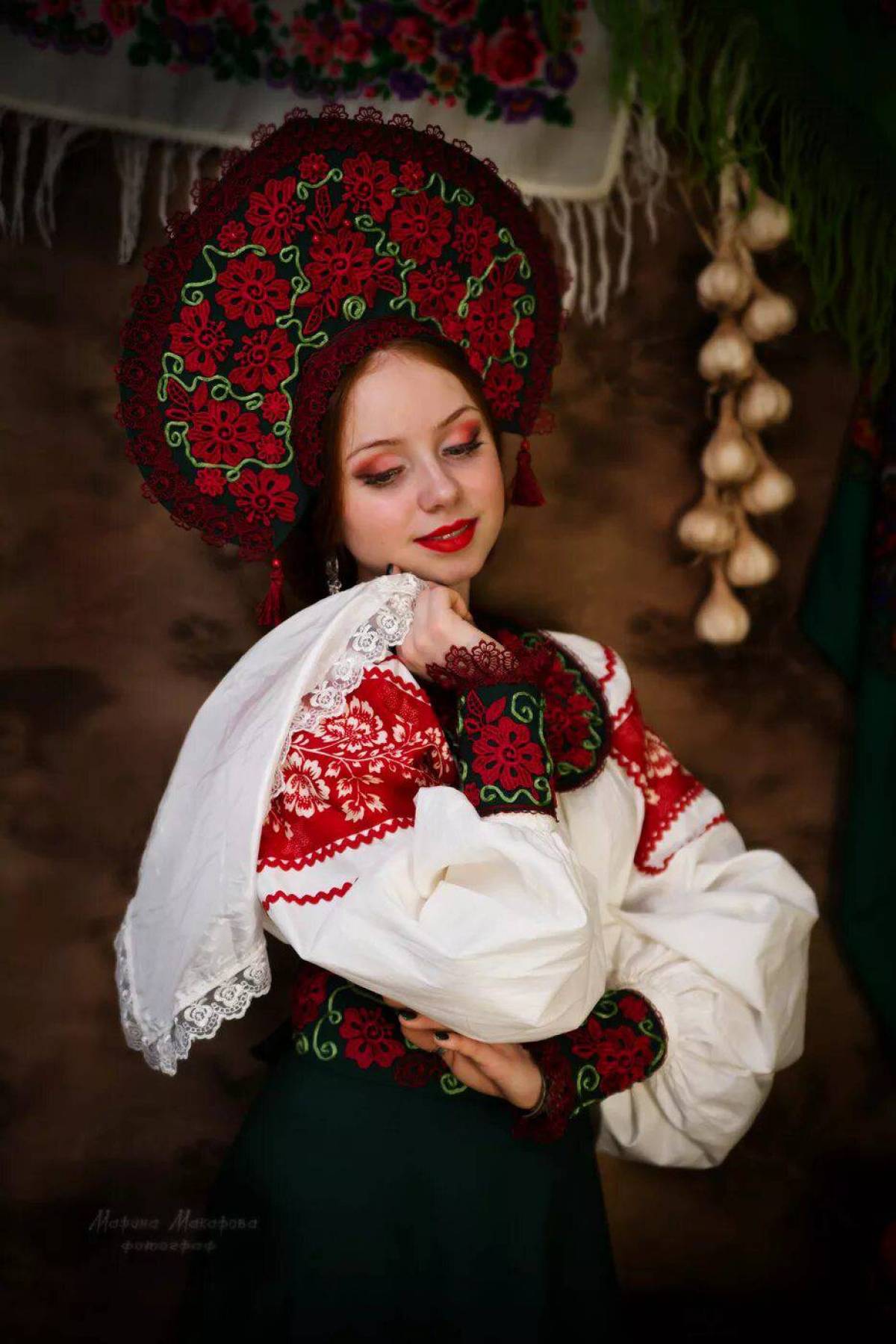 Women in Slavic costumes underwear in Linzhou