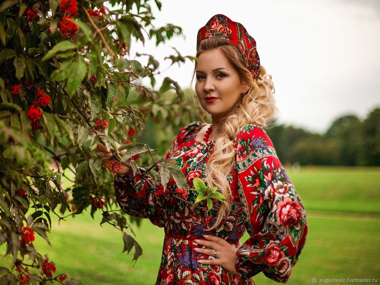 Women in Slavic costumes in Linzhou