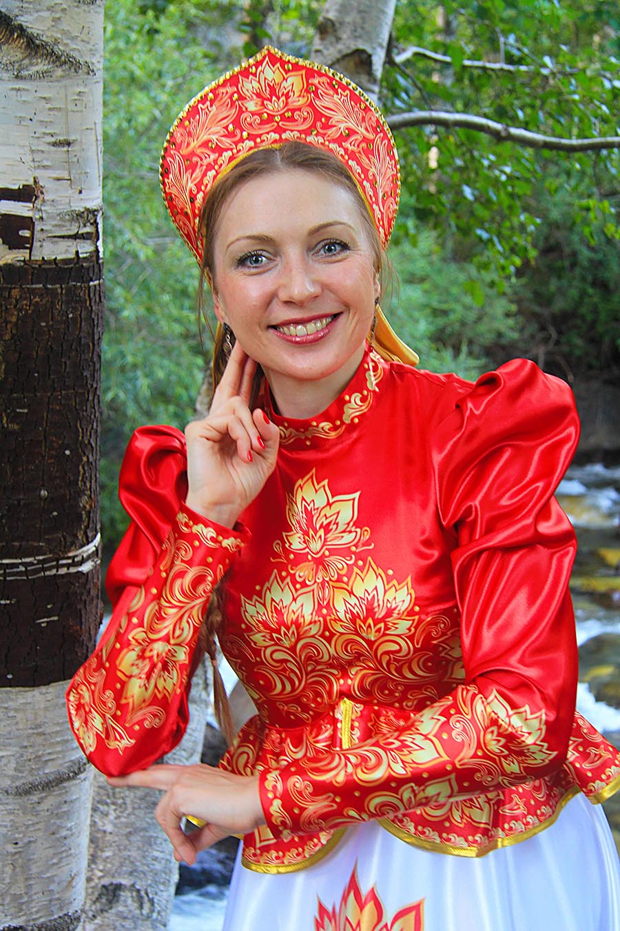 Women in Slavic costumes in Linzhou