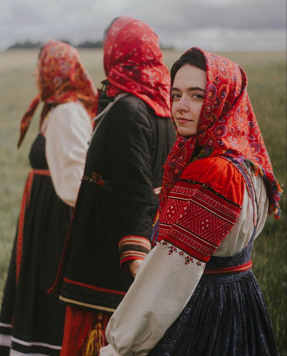 Women in Slavic costumes in Linzhou
