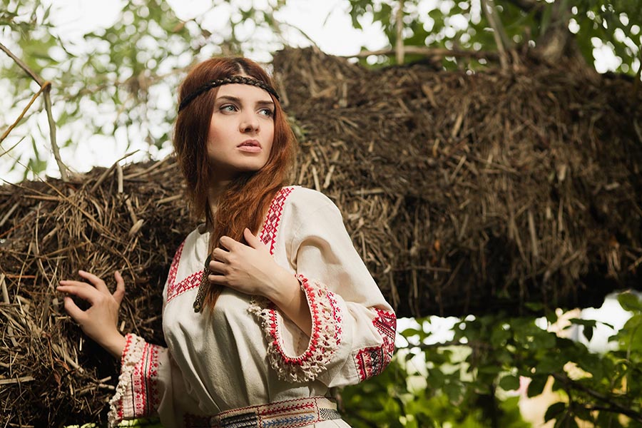 Women in Slavic costumes in Linzhou