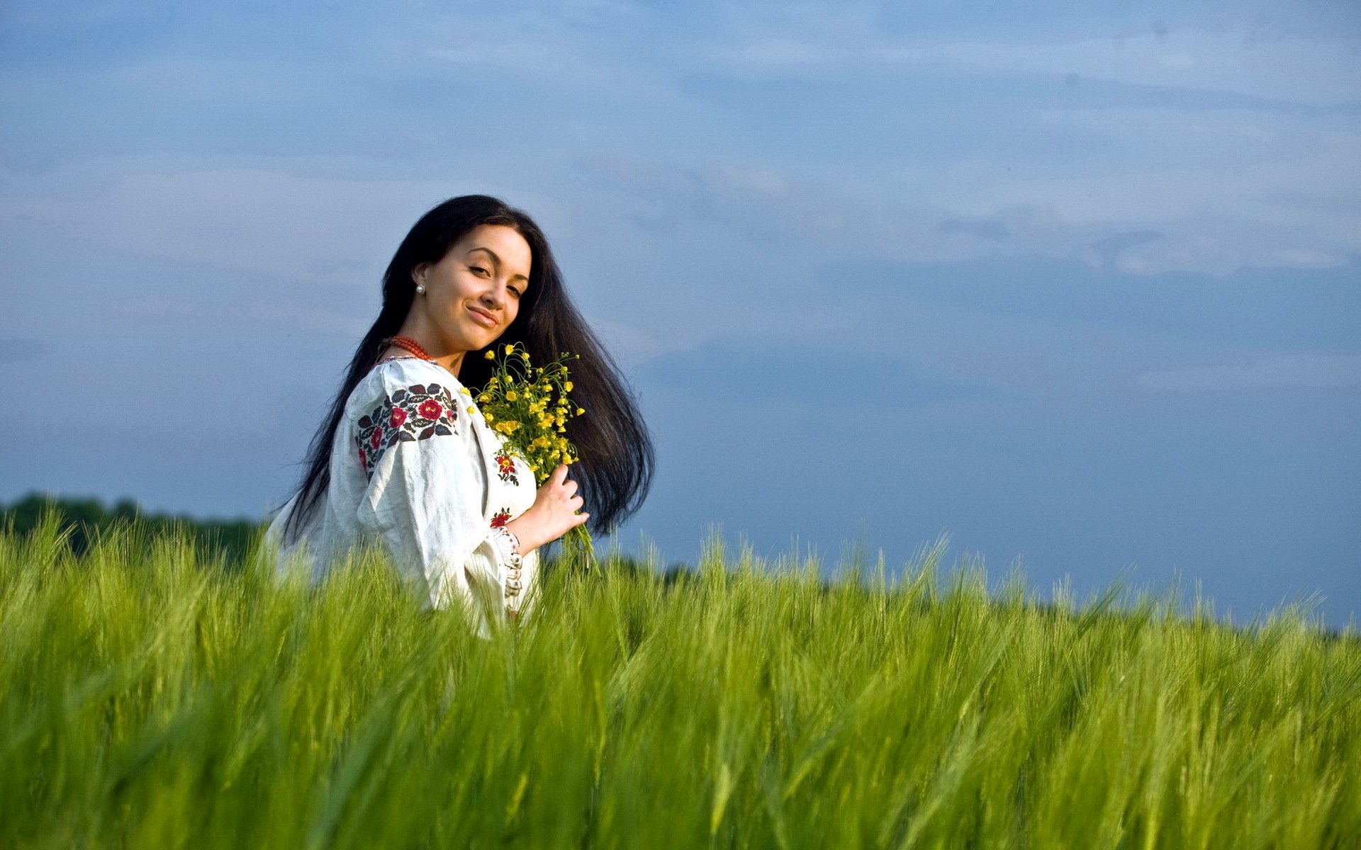 Girls in Slavic costumes in Linzhou