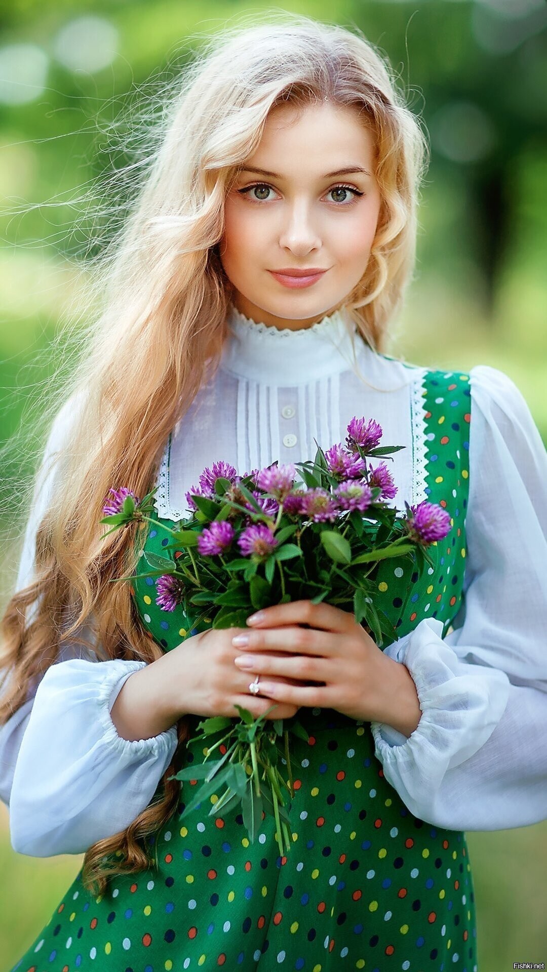 Girls in Slavic costumes in Linzhou