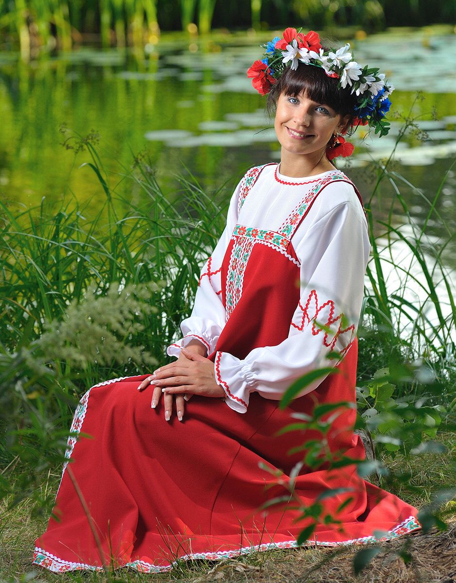 Beautiful girl Girls in Slavic costumes in Linzhou