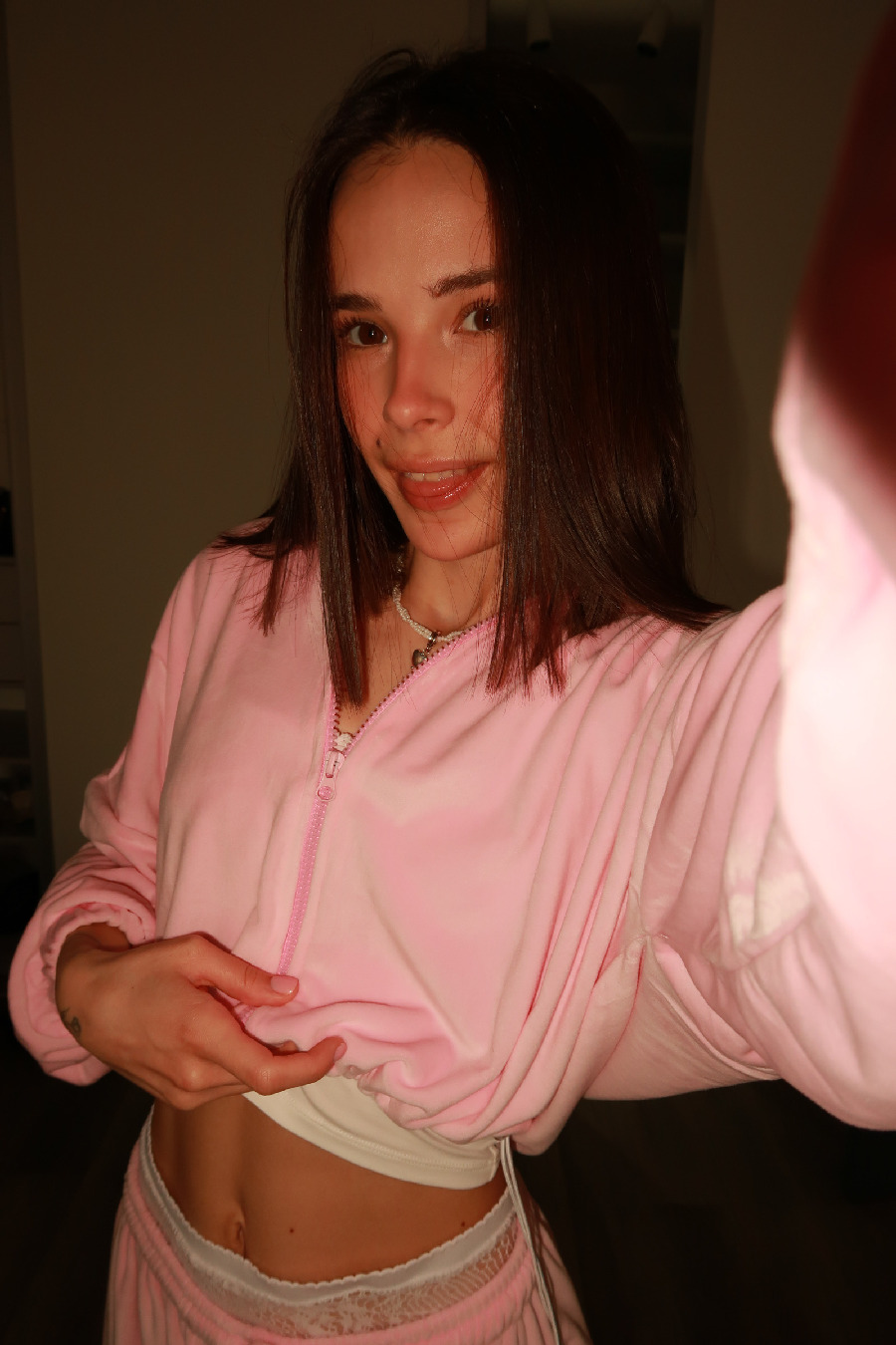 Tina brings the glow — live moments in Linzhou